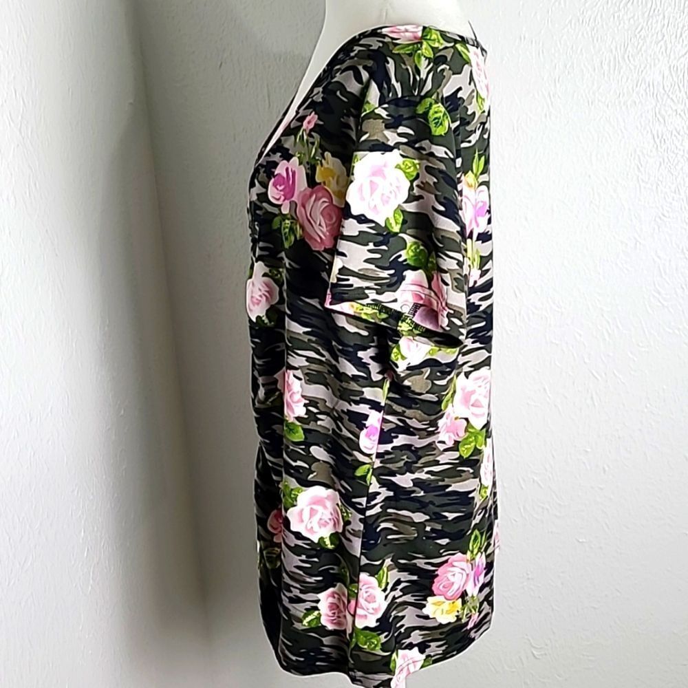 Bae City Green & Black Camouflage Top, Pink Roses, Ruching Down Front, Sz 1X - Picture 6 of 8